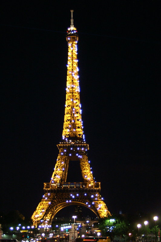 Le Tour Eiffel at night in Paris